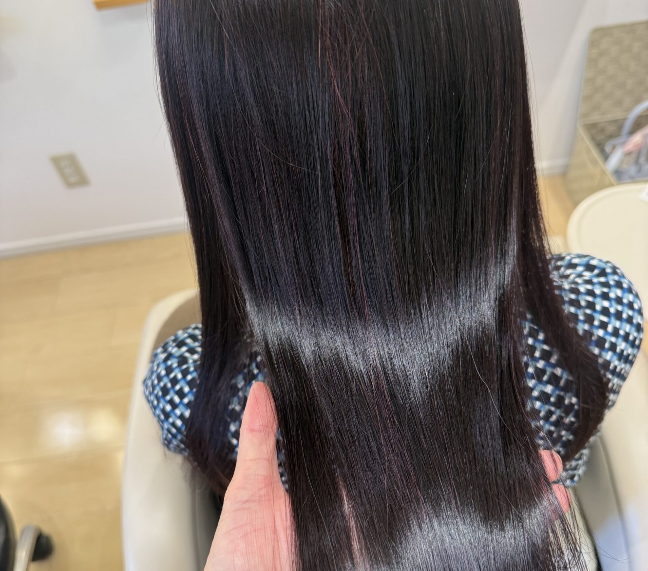 浜松市から60代のお客様が、ミネコラによる髪質改善を受けにご来店くださいました。